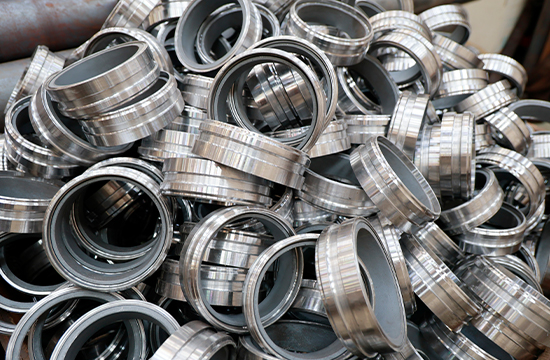 双螺母卡箍的锁紧机制如何适应管道系统的热胀冷缩？