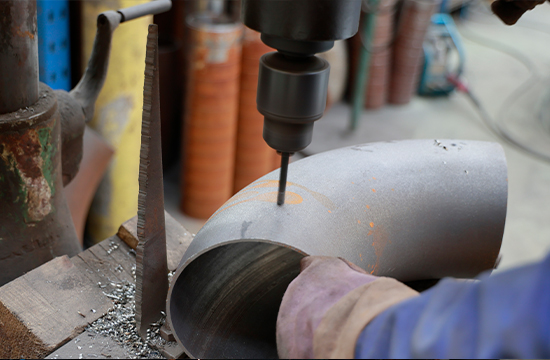 弯管接头处的流场特性如何影响系统运行稳定性？